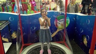 Lina Dev Köpük Balonun İçine Hapsoldu | Eğlenceli Çocuk Videosu