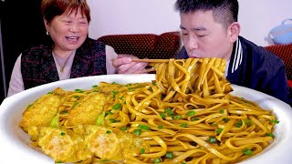 【超小厨】开车回老家看爸妈！大半夜一碗简单肉丝青菜面，酸爽美味暖人心窝！