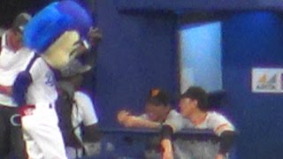 2017.04.16 井端と長野にドアラ飴をあげるドアラ