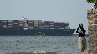 Girl Stunned By The Size Of A Giant Container Ship | 4K Shipspotting