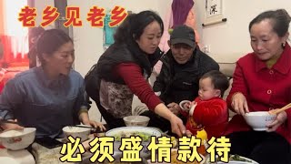 老挝媳妇的老乡带妈妈来家里串门，中国老公亲自下厨盛情款待