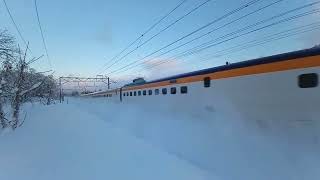 上り線…ラッセル車除雪後積雪のつばさ1番列車…やはり迫力があります…　e8系ラッセル状態