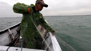 阿雄出海找到宝地，打捞出上千块海货，回家做一大盆海鲜答谢朋友