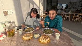 带媳妇骑行甘肃，进入宁夏吃上美味羊肉泡馍，晚上在野外露营过夜