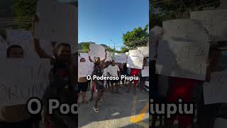 Inuteis na porta da delegacia pedindo a soltura do oruam,na boa da vontade de vomitar