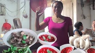 lê toàn chu nghĩa thưởng thức tiết canh buổi sáng món ngon bổ rẻ.