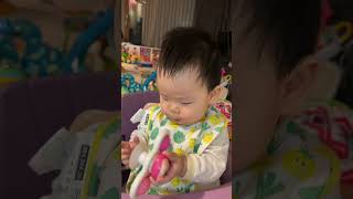 이유식 먹으며 장난감 돌리는 아기 #현란한 손놀림 #10개월아기 #아기 #육아용품 #육아일기 #baby #cute #육아브이로그 #cutebaby #이유식먹방 #ost 식#유기농