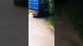 තද වැස්සේ ඇති ලොරියක්. __🚚__ A truck in heavy rain. 🚒 🚛