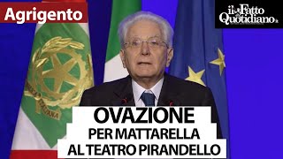 Ovazione in teatro per Mattarella e il suo discorso su cultura e ambiente: l'intervento ad Agrigento