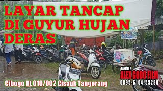 Layar Tancap di guyur hujan serta angin kencang