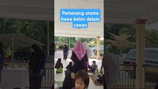 Pemenang utama bawa belon dalam cawan