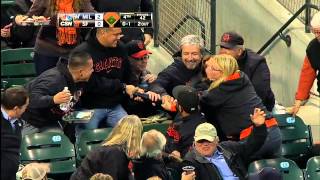 2013/08/07 Fans fight for bat in the stands