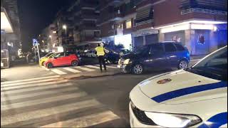 Grave incidente stradale a Ostia: auto si ribalta, ambulanza sul posto