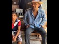 millonario le cambió la vida a este niño y a su padre.