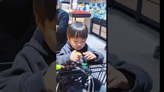 熊孩子逛超市，一眼没看到就吃上了！#Cute baby#Cute#呆萌小米宝#聪明宝宝#萌娃#整蛊#测试