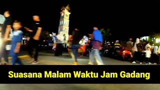 suasana malam waktu jam gadang,kota bukittinggi masih terliht ramai pengunjung