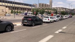 תורי ענק של תלמידים מחוץ לדרייב אין בדיקות הקורונה בירושלים בעקבות התפרצות הנגיף בגימנסיה