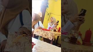 Subhanallah ibu guru nya secantik ini pasti murid nya pada betah di ajarnya