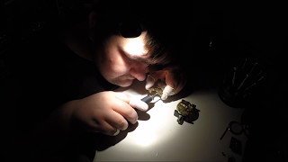 WATCHMAKING AT NIGHT - Beim Polieren von Kanten an einer Uhrwerksplatine