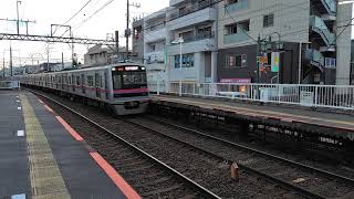 京成3000形3037Fが快速京成佐倉行きとしてお花茶屋駅2番線を通過し、京成3000形3009Fが普通京成上野行きとしてお花茶屋駅1番線に到着するシーン（15A11＆1526レ）2025.01.02