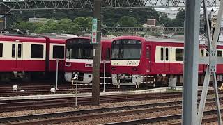 京急線金沢文庫駅～金沢八景駅間の車庫に停車中の、6両編成99SWing（ウイング号）快特けいきゅん（絵）KEIKYU行き1500形1569編成の電車！快特品川方面泉岳寺行き2100形80が走行中！