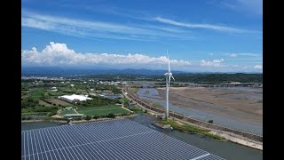 苗栗後龍海邊,滯洪池滿滿的大電扇(風車)跟太陽能電板.