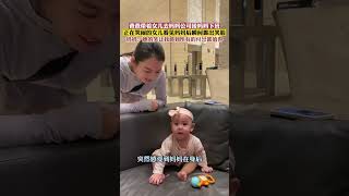 爸爸帶著女兒去公司接媽媽下班，正在苦惱的女兒看見媽媽後瞬間露出笑臉，所有付出都值了