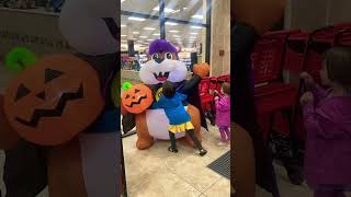 Girls Find Halloween Buc-ee inflatable #short