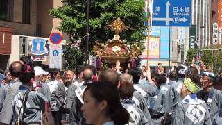 ２０１３年　神田祭　神輿宮入　明神下あたり