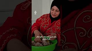 رغم معاناة النزوح.. نازحات يطهين الطعام للنازحين في مركز إيواء بقضاء عكار شمالي لبنان