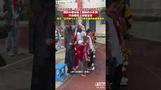 🇨🇳学校活动表演一位小男孩显的“格格不入”，别的小朋友脸上都贴的小红旗，只有他背上背着宝宝，网友：虽然他与众不同 但他是最勇敢最懂事#萌娃#大陸@NewsEarly#barbershop#relax