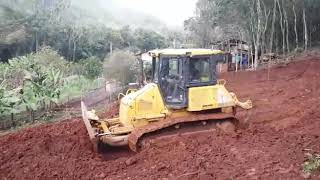 Trator de esteira Komatsu D51 fazendo terraplanagem