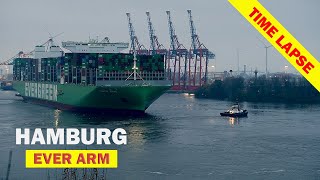 Die EVER ARM (EVERGREEN) läuft abends in den Hamburger Hafen ein (Zeitraffer, shipspotting, Hamburg)