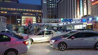 雪の札幌。ツルツルの道を走る車も人も東京では考えられない上手さ！