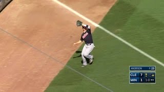 CLE@MIN: Guyer catches the ball in foul territory