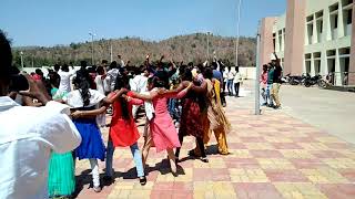 Sagbara college girls and boys dance video Yatin {૨૦૧૭}