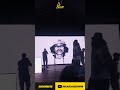 baroni le rinde un homenaje a mc ardilla junto a su madre.