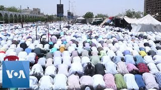 Thousands Pray at Sudanese Protest Site, Crowds Demand Civilian Rule