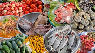 Traditional Thai food at the roadside market at Khlong Tan Railway Station, Bangkok