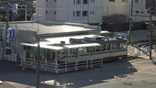 土佐くろしお鉄道の後免町駅ホームから見降ろせるとさでん交通後免町駅に到着する上り600形