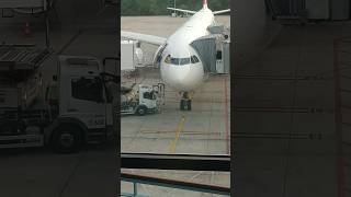 Aeroplane glass cleaning at Zurich Switzerland airport #travel #zurich #switzerland #aeroplane