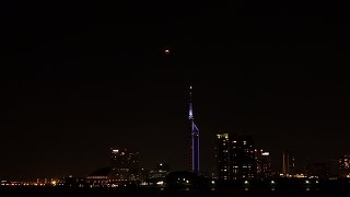 月とLED、光の二重奏　皆既月食、全国の夜空にきらり