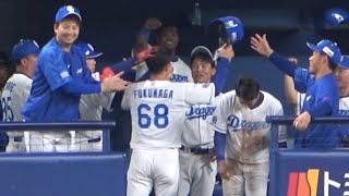 ベンチに戻る決勝打の福永をもみくちゃにする仲間たち！ (2023/05/06)