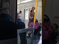 Una mujer cuestionó a una madre que dejaba llorar a su bebé en el tren y se hizo viral