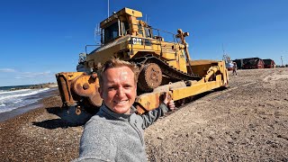 Kæmpe Caterpillar D10N Dozer trækker både på land ved Thorupstrand