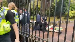 Funcionarios chinos golpean a un manifestante en el consulado de China en Manchester