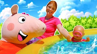 Spielzeug Video mit Baby Born Puppen und Irene. Baby Born taucht nach Spielzeug unter Wasser