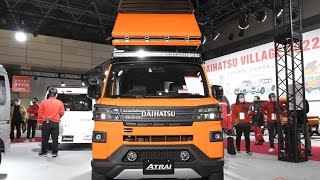 斬新なダイハツ「4人乗り“軽トラ”SUV」が素晴らしい! “大人2人”が寝られるルーフテントに、驚くべき“浴槽”が搭載されています! 革新的なアウトドア仕様のコンセプトカー「アトレー デッキバン」とは