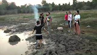 Kui traditional fishing by hand-catch នេសាទដោយប្រើឧបករណ៍បុរាណតាមប្រពៃណីកួយ