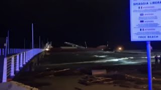 Nave incagliata a Marina di Massa, si teme lo sversamento di inquinanti